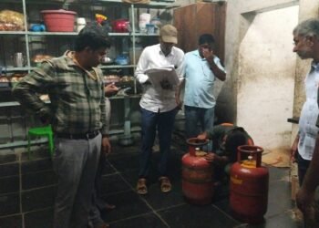 ದಾವಣಗೆರೆ | ರಾಷ್ಟ್ರೀಯ ಹೆದ್ದಾರಿ ಪಕ್ಕದಲ್ಲಿರೋ ಹೋಟೆಲ್‌ಗಳ ಮೇಲೆ ದಾಳಿ ; 40ಕ್ಕೂ ಅಧಿಕ ಸಿಲಿಂಡರ್‌ ವಶ