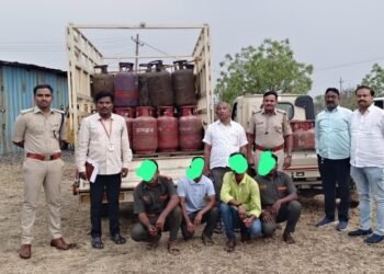 ಕಾಳಸಂತೆಯಲ್ಲಿ ಗ್ಯಾಸ್ ಸಿಲಿಂಡರ್ ಮಾರಾಟ : ಕರಾಳ ದಂಧೆ ಬಯಲಿಗೆಳೆದ ಪೋಲಿಸರು