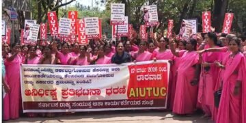 ಧಾರವಾಡದಲ್ಲಿ ಆಶಾ ಕಾರ್ಯಕರ್ತೆಯರ ವಜಾಗೊಳಿಸುವಿಕೆ ಖಂಡಸಿ ಪ್ರತಿಭಟನೆ