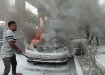 ನಡು ರಸ್ತೆಯಲ್ಲೇ ಹೊತ್ತಿ ಉರಿದ ಕಾರು.. ತಪ್ಪಿದ ಅನಾಹುತ!