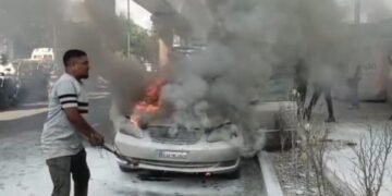 ನಡು ರಸ್ತೆಯಲ್ಲೇ ಹೊತ್ತಿ ಉರಿದ ಕಾರು.. ತಪ್ಪಿದ ಅನಾಹುತ!