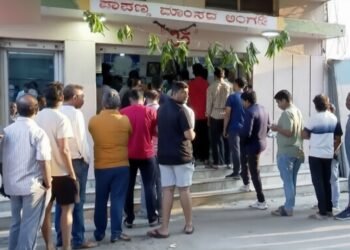 ಯುಗಾದಿ ಬೆನ್ನಲ್ಲೇ ಹೊಸತೊಡಕು ಸಡಗರ..  ಮಟನ್, ಚಿಕನ್ ಅಂಗಡಿಗಳ ಮುಂದೆ ಸಾಗರೋಪಾದಿಯಲ್ಲಿ ಜನ!