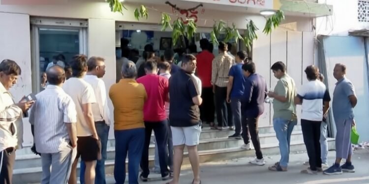 ಯುಗಾದಿ ಬೆನ್ನಲ್ಲೇ ಹೊಸತೊಡಕು ಸಡಗರ..  ಮಟನ್, ಚಿಕನ್ ಅಂಗಡಿಗಳ ಮುಂದೆ ಸಾಗರೋಪಾದಿಯಲ್ಲಿ ಜನ!