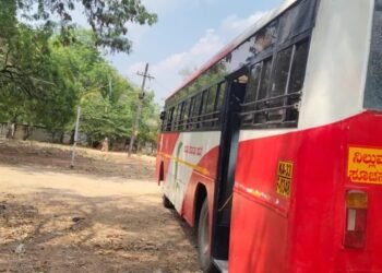 ಊರಿಗೆ ಹೋಗಲು ವಾಹನಗಳು ಸಿಕ್ಕಿಲ್ಲವೆಂದು ಸರ್ಕಾರಿ ಬಸ್ಸನ್ನೇ ಕದ್ದೊಯ್ದ ಚಾಲಾಕಿ ಕಳ್ಳ