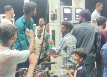 ಪೆಟ್ರೋಲ್, ಡಿಸೇಲ್ ಕೊರತೆ ವದಂತಿ : ಬಂಕ್ಗೆ ಮುಗಿಬಿದ್ದ ಜನ