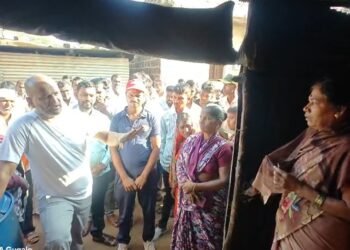 ‘ಕಾಲಿಗೆ ಬೀಳ್ತೀವಿ ನಮ್ಮ ಊರಲ್ಲಿ ಸರಾಯಿ ಬಂದ್ ಮಾಡಿ’ : ಶಾಸಕರ ಮುಂದೆ ಮಹಿಳೆಯರ ಅಳಲು