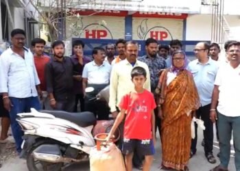 ಕಲಬುರಗಿಯಲ್ಲಿ LPGಗಾಗಿ ಕಣ್ಣೀರು ಹಾಕಿದ ಗೃಹಿಣಿಯರು