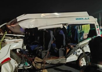 ಟಿಟಿ ವಾಹನಕ್ಕೆ ಲಾರಿ ಡಿಕ್ಕಿ : ಕಾಶಿಗೆಂದು ಹೊರಟಿದ್ದ ಮೂವರು ಮಹಿಳೆಯರು ದಾರುಣ ಸಾವು