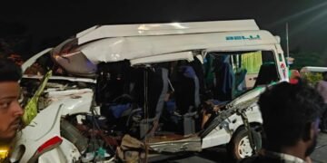 ಟಿಟಿ ವಾಹನಕ್ಕೆ ಲಾರಿ ಡಿಕ್ಕಿ : ಕಾಶಿಗೆಂದು ಹೊರಟಿದ್ದ ಮೂವರು ಮಹಿಳೆಯರು ದಾರುಣ ಸಾವು