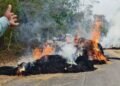 ವಿದ್ಯುತ್ ತಂತಿ ಸ್ಪರ್ಶಿಸಿ ಬೆಂಕಿ ಅವಘಡ.. ಹುಲ್ಲು ಸಮೇತ ಸುಟ್ಟು ಬೂದಿಯಾದ ಟ್ರ್ಯಾಕ್ಟರ್!