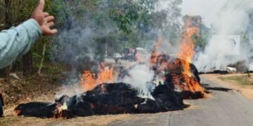 ವಿದ್ಯುತ್ ತಂತಿ ಸ್ಪರ್ಶಿಸಿ ಬೆಂಕಿ ಅವಘಡ.. ಹುಲ್ಲು ಸಮೇತ ಸುಟ್ಟು ಬೂದಿಯಾದ ಟ್ರ್ಯಾಕ್ಟರ್!