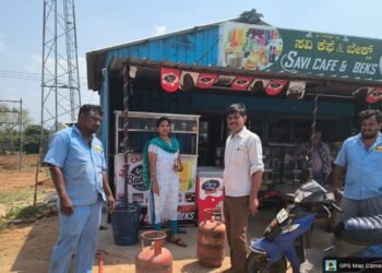 ಹೊಟೇಲ್‌ಗಳ ಮೇಲೆ ಆಹಾರ ಇಲಾಖೆ ಅಧಿಕಾರಿಗಳ ದಾಳಿ.. ಗೃಹ ಬಳಕೆ ಗ್ಯಾಸ್‌ ಸಿಲಿಂಡರ್‌ಗಳ ವಶ