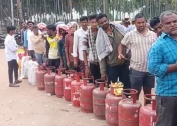 ಗ್ಯಾಸ್ ಅಭಾವದ ಆತಂಕ.. ತುಮಕೂರಲ್ಲಿ ಸಿಲಿಂಡರ್‌ಗಾಗಿ ಮುಗಿಬಿದ್ದ ಜನ!