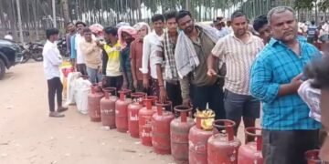 ಗ್ಯಾಸ್ ಅಭಾವದ ಆತಂಕ.. ತುಮಕೂರಲ್ಲಿ ಸಿಲಿಂಡರ್‌ಗಾಗಿ ಮುಗಿಬಿದ್ದ ಜನ!