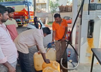 ಕೋಟೆನಾಡಲ್ಲಿ ಪೆಟ್ರೋಲ್-ಡೀಸೆಲ್ ಕೊರತೆ ವದಂತಿ – ಬಂಕ್ಗಳತ್ತ ಮುಗಿಬಿದ್ದ ಜನ!