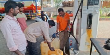 ಕೋಟೆನಾಡಲ್ಲಿ ಪೆಟ್ರೋಲ್-ಡೀಸೆಲ್‌ ಕೊರತೆ ವದಂತಿ – ಬಂಕ್‌ಗಳತ್ತ ಮುಗಿಬಿದ್ದ ಜನ!