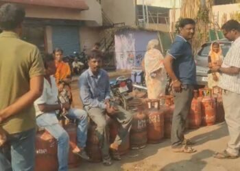ಗದಗದಲ್ಲೂ ಸಿಲಿಂಡರ್‌ಗಾಗಿ ಹಾಹಾಕಾರ – ಊಟ, ನಿದ್ದೆ ಬಿಟ್ಟು ಕಿಲೋ ಮೀಟರ್‌ಗಟ್ಟಲೇ ಕ್ಯೂ ನಿಂತ ಜನ!