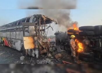 ಆಂಧ್ರದಲ್ಲಿ ಭೀಕರ ರಸ್ತೆ ಅಪಘಾತ : ಲಾರಿಗೆ ಡಿಕ್ಕಿ ಹೊಡೆದು ಹೊತ್ತಿ ಉರಿದ ಖಾಸಗಿ ಬಸ್, 13 ಪ್ರಯಾಣಿಕರು ಸಜೀವ ದಹನ