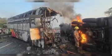 ಆಂಧ್ರದಲ್ಲಿ ಭೀಕರ ರಸ್ತೆ ಅಪಘಾತ : ಲಾರಿಗೆ ಡಿಕ್ಕಿ ಹೊಡೆದು ಹೊತ್ತಿ ಉರಿದ ಖಾಸಗಿ ಬಸ್, 13 ಪ್ರಯಾಣಿಕರು ಸಜೀವ ದಹನ