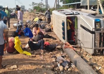 ಚಾಲಕನ ನಿಯಂತ್ರಣ ತಪ್ಪಿ ಕ್ರೂಸರ್ ಪಲ್ಟಿ- ಮಕ್ಕಳು ಸೇರಿ 9 ಜನರಿಗೆ ಗಂಭೀರ ಗಾಯ!