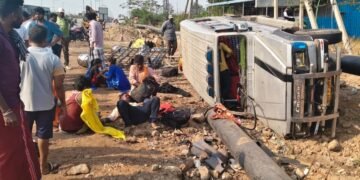 ಚಾಲಕನ ನಿಯಂತ್ರಣ ತಪ್ಪಿ ಕ್ರೂಸರ್‌ ಪಲ್ಟಿ- ಮಕ್ಕಳು ಸೇರಿ 9 ಜನರಿಗೆ ಗಂಭೀರ ಗಾಯ!