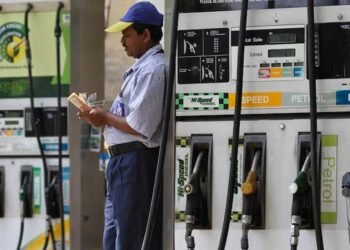 ಪೆಟ್ರೋಲ್ ಅಬಕಾರಿ ಸುಂಕ ಇಳಿಕೆಯಾದರೂ ಗ್ರಾಹಕರಿಗಿಲ್ಲ ಲಾಭ?