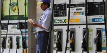 ಪೆಟ್ರೋಲ್ ಅಬಕಾರಿ ಸುಂಕ ಇಳಿಕೆಯಾದರೂ ಗ್ರಾಹಕರಿಗಿಲ್ಲ ಲಾಭ?