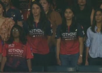 ಚಿನ್ನಸ್ವಾಮಿ ಕ್ರೀಡಾಂಗಣದಲ್ಲಿ ತಾರಾಮೇಳ : ಆರ್‌ಸಿಬಿ ಬೆಂಬಲಕ್ಕೆ ನಿಂತ ಅನುಷ್ಕಾ ಶರ್ಮಾ, ಸ್ಮೃತಿ ಮಂಧಾನ