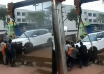 ಹಾವೇರಿ : ಚಾಲಕನ ನಿಯಂತ್ರಣ ತಪ್ಪಿ ಆಸ್ಪತ್ರೆಯೊಳಗೆ ನುಗ್ಗಿದ ಕಾರು