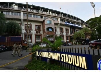 ಚಿನ್ನಸ್ವಾಮಿ ಕ್ರೀಡಾಂಗಣದಲ್ಲಿ ಕಳ್ಳರ ಕೈಚಳಕ.. 15ಕ್ಕೂ ಹೆಚ್ಚು ಮೊಬೈಲ್ ಮಾಯ!