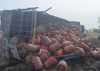 ಗದಗದಲ್ಲಿ ಗ್ಯಾಸ್ ಸಿಲಿಂಡರ್ ಸಾಗಿಸುತ್ತಿದ್ದ ಲಾರಿ ಪಲ್ಟಿ!