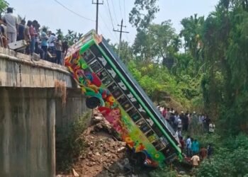 ಭದ್ರಾವತಿಯಲ್ಲಿ ಹಳ್ಳಕ್ಕೆ ಉರುಳಿದ ಖಾಸಗಿ ಬಸ್‌.. ಹಲವರ ಸ್ಥಿತಿ ಗಂಭೀರ!