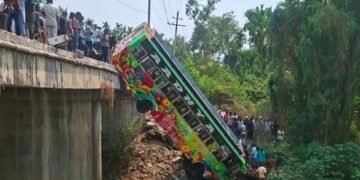ಭದ್ರಾವತಿಯಲ್ಲಿ ಹಳ್ಳಕ್ಕೆ ಉರುಳಿದ ಖಾಸಗಿ ಬಸ್‌.. ಹಲವರ ಸ್ಥಿತಿ ಗಂಭೀರ!