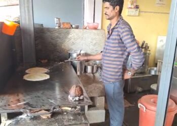 ಕಬ್ಬಿಣದ ಒಲೆ ನಿರ್ಮಿಸಿ ದೋಸೆ ತಯಾರಿಸಿದ ಹೋಟೆಲ್ ಮಾಲೀಕ