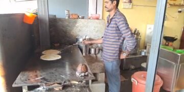 ಕಬ್ಬಿಣದ ಒಲೆ ನಿರ್ಮಿಸಿ ದೋಸೆ ತಯಾರಿಸಿದ ಹೋಟೆಲ್ ಮಾಲೀಕ