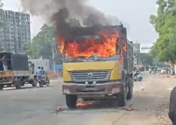 ನಡುರಸ್ತೆಯಲ್ಲೇ ಧಗಧಗನೆ ಹೊತ್ತಿ ಉರಿದ ಲಾರಿ!
