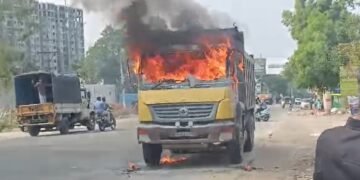 ನಡುರಸ್ತೆಯಲ್ಲೇ ಧಗಧಗನೆ ಹೊತ್ತಿ ಉರಿದ ಲಾರಿ!