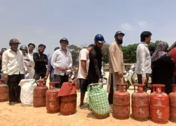 ಸಿಲಿಂಡರ್‌ಗಾಗಿ ಜನರ ಸಾಲು…ಆತಂಕಕ್ಕೆ ಕಾರಣವೇನು?