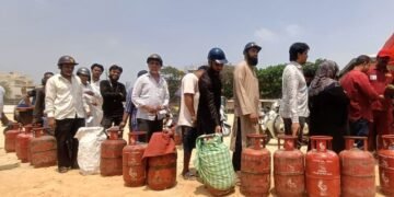 ಸಿಲಿಂಡರ್ಗಾಗಿ ಜನರ ಸಾಲು…ಆತಂಕಕ್ಕೆ ಕಾರಣವೇನು?