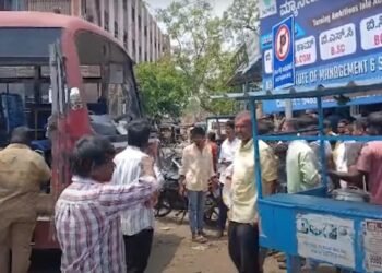 ಬ್ರೇಕ್ ಫೇಲ್ ಆಗಿ ಆಟೋ, ಫ್ರೂಟ್ಸ್ ಶಾಪ್‌ಗೆ ಡಿಕ್ಕಿ ಹೊಡೆದ KSRTC ಬಸ್‌.. ತಪ್ಪಿದ ಭಾರೀ ಅನಾಹುತ!