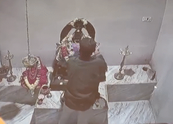 ಗರ್ಭಗುಡಿಗೆ ಹೊಕ್ಕ ಕಳ್ಳ ಮಹಾಲಕ್ಷ್ಮಿಯ ಒಡವೆಯನ್ನೇ ಕದ್ದು ಪರಾರಿ!