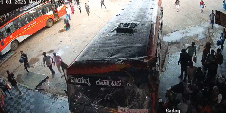 ಹಾವೇರಿಯಲ್ಲಿ ಏಕಾಏಕಿ ಜನರ ಮೇಲೆ ಬಸ್ ನುಗ್ಗಿಸಿದ ಚಾಲಕ.. ನಾಲ್ವರು ಗಂಭೀರ