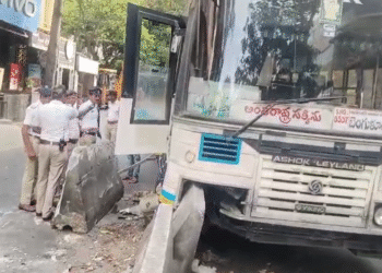 ಆಂಧ್ರ ಸಾರಿಗೆ ಸಂಸ್ಥೆ ಬಸ್‌ ಡಿವೈಡರ್‌ಗೆ ಡಿಕ್ಕಿ.. ಪ್ರಯಾಣಿಕರು ಸೇಫ್‌