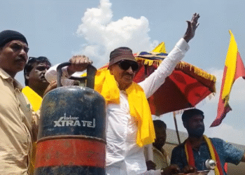 LPG ಅಭಾವ.. ಮೆಜೆಸ್ಟಿಕ್‌ನಲ್ಲಿ ಜಟ್ಕ ಬಂಡಿ ಏರಿ ವಾಟಾಳ್ ನಾಗರಾಜ್ ಪ್ರೊಟೆಸ್ಟ್