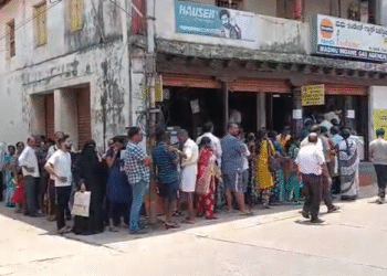 ಕುಂದಾಪುರದಲ್ಲಿ 10-15 ದಿನ ಆದ್ರೂ ಬಾರದ ಗ್ಯಾಸ್.. ಸುಡು ಬಿಸಿಲಲ್ಲಿ ಕ್ಯೂ ನಿಂತ ಜನ