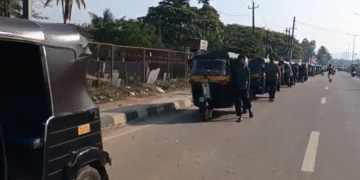 5 ದಿನದ ಬಳಿಕ ಬಂಕ್ಗೆ ಬಂದ LPG ಆಟೋ ಗ್ಯಾಸ್.. 2 ಕಿ.ಮೀ.ವರೆಗೂ ಕ್ಯೂ ನಿಂತ ಆಟೋಗಳು