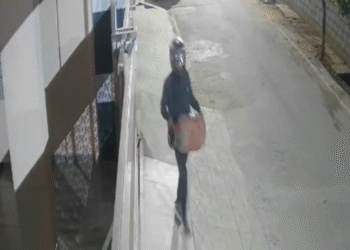 ಹೆಲ್ಮೆಟ್ ಹಾಕಿಕೊಂಡು ಬಂದು ಸಿಲಿಂಡರ್ ಎಗರಿಸಿದ ಕಳ್ಳ