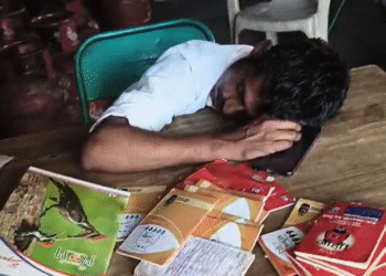 ಗ್ಯಾಸ್ ಏಜೆನ್ಸಿಯಲ್ಲೇ ಸಾರಾಯಿ ಕುಡಿದು ಮಲಗಿದ ಸಿಬ್ಬಂದಿ