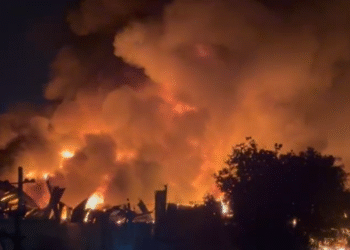 ನೆಲಮಂಗಲದಲ್ಲಿ ಹೊತ್ತಿ ಉರಿದ ರಿಲಯನ್ಸ್ ವೇರ್ಹೌಸ್.. ಮುಗಿಲೆತ್ತರಕ್ಕೆ ಚಿಮ್ಮಿದ ಬೆಂಕಿಯ ಜ್ವಾಲೆ