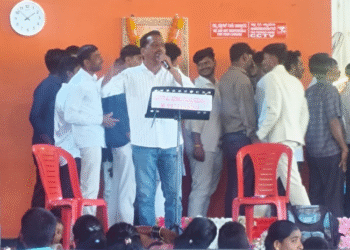 ಈ ಸರ್ಕಾರಿ ಹೈಸ್ಕೂಲ್ ಶಿಕ್ಷಕನಿಗೆ ಹೇಳೋರಿಲ್ವಾ? ಕೇಳೋರಿಲ್ವಾ? ಕರ್ತವ್ಯಕ್ಕೆ ಚಕ್ಕರ್ ಹೊಡೆದು ಹಾಡು ಹೇಳಲು ಹೋದ ಮಾಸ್ತರ್